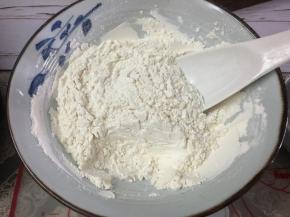 然后将中筋面粉和玉米面粉混合均匀。