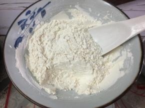 然后将中筋面粉和玉米面粉混合均匀。