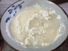 倒入清水，用手动打蛋器搅匀。