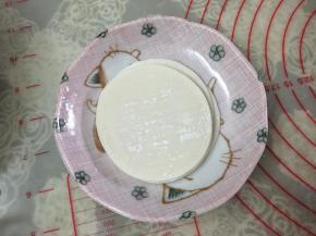这时候可以开始制作薄脆。拿出买回来的饺子皮，这一步我偷懒了，如果不嫌麻烦，可以自己做薄脆皮，我因为分量太少，所以直接买饺子皮做。