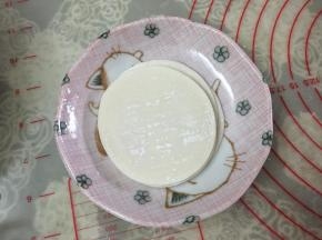 这时候可以开始制作薄脆。拿出买回来的饺子皮，这一步我偷懒了，如果不嫌麻烦，可以自己做薄脆皮，我因为分量太少，所以直接买饺子皮做。