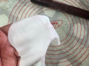 用擀面棍将饺子皮擀薄，擀至透明即可。