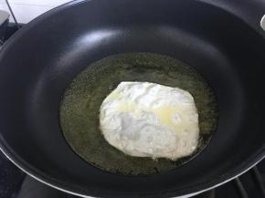 锅子放入适量油烧热，油温七成热时，放入擀好的饺子皮油炸。