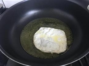 锅子放入适量油烧热，油温七成热时，放入擀好的饺子皮油炸。