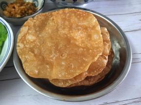 炸至两面金黄即可捞出备用。