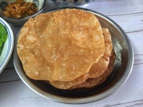 炸至两面金黄即可捞出备用。