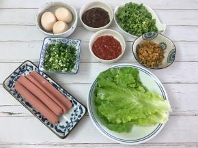 开始准备配料，将葱花、香菜洗净去根切碎，将榨菜切末，火腿肠切条。