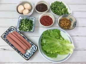 开始准备配料，将葱花、香菜洗净去根切碎，将榨菜切末，火腿肠切条。