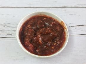 接着将甜面酱和蒜蓉酱混匀备用，