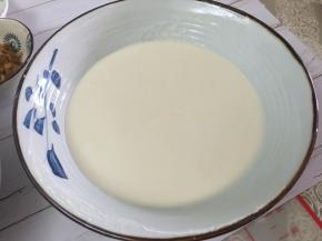 拿出静置好的面糊，开始制作杂粮煎饼。