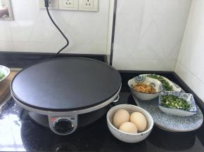 将薄饼铛提前预热好，不需要加一滴油。