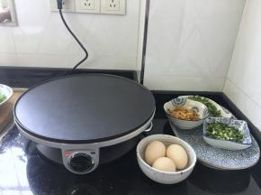 将薄饼铛提前预热好，不需要加一滴油。