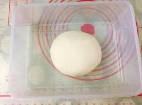 首先将中筋面粉、温水和酵母放入厨师机搅拌桶里，先低速和成团，再转中速揉光滑即可。