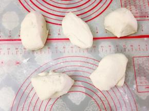 将面团放入容器里密封好，室温发酵至两倍大，发酵好的面团排气后分割成五份。