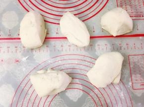 将面团放入容器里密封好，室温发酵至两倍大，发酵好的面团排气后分割成五份。