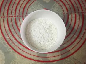 趁面团发酵的时候，来制作油酥。碗里装入50克中筋粉。