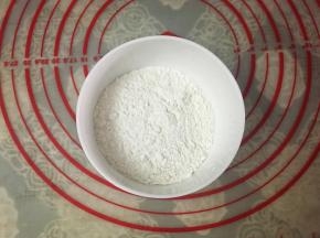 趁面团发酵的时候，来制作油酥。碗里装入50克中筋粉。