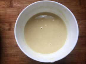 锅里放入适量油烧热，油热后立即淋在面粉上混合制成稀油酥，晾凉后备用。