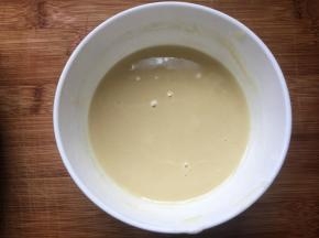 锅里放入适量油烧热，油热后立即淋在面粉上混合制成稀油酥，晾凉后备用。