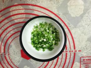 将香葱去根后洗净，切碎盛入小碗里备用。