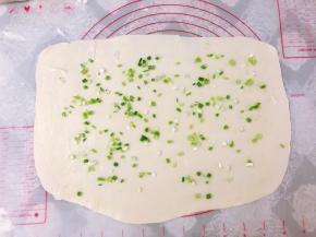 表面刷上一层油酥，撒上少许盐和葱花。