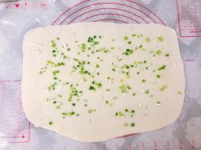 表面刷上一层油酥，撒上少许盐和葱花。