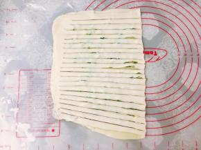 用刮板切横条，不要切断。