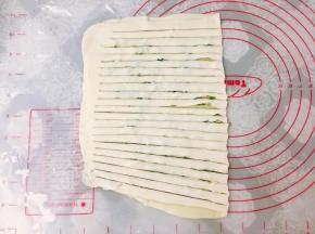 用刮板切横条，不要切断。