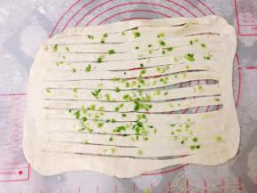 再将对折切好的面片打开。