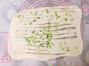 再将对折切好的面片打开。