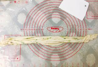 从上往下卷成长条形,左右边扭两下。