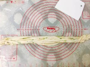 从上往下卷成长条形,左右边扭两下。