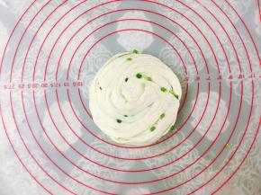 最后上下撂在一起，用手压扁。