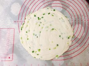 擀成合适的大小的圆饼即可。