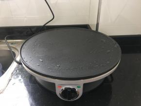 饼铛预热后，刷一层油。