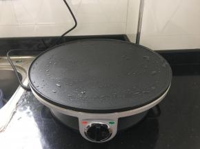 饼铛预热后，刷一层油。