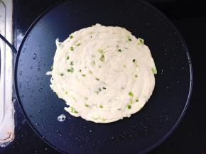 放入葱油饼饼胚，小火烙制。