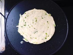 放入葱油饼饼胚，小火烙制。