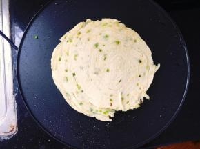 翻面再煎一下，至两面金黄即可。