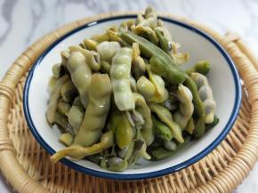 东北油豆，去筋，去根，去尖，焯水：锅中加水烧开后把处理好的豆角加入，烫2-3分钟，捞出立即过冷水。