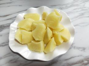 土豆去皮洗干净切菱形块备用。（土豆可以增加）