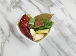 葱姜蒜去皮切碎，八角，桂皮，香叶，红辣椒准备好。