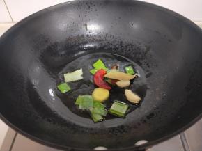 起油锅，油温6成时加入切好的葱姜蒜及香料炒香。