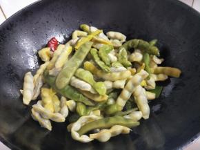 再加入焯水的东北油豆轻轻翻炒。