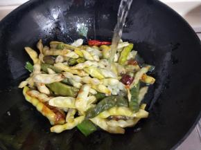 再加入少量清水，这里说一下不要加太多水，炖菜水多了不好吃，水量和豆角持平即可，大火烧开后转中小火慢炖20分钟。