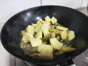 20分钟后把提前切好的土豆加入锅中，加入盐，盖上盖子再炖约10分钟左右把土豆炖熟就可以。