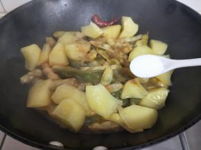 加入盐调味出锅。