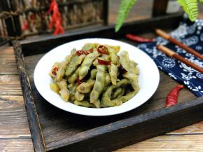 盛出装盘，可以吃了，儿子已经等不及了，米饭已经盛好等着了。