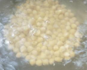 煮熟捞出沥干。