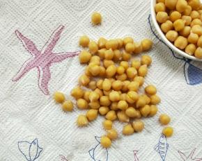 用厨房纸彻底吸干水分。